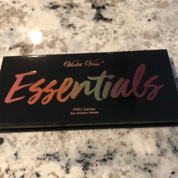 Violet Voss-Essentials - Picture 2 of 5